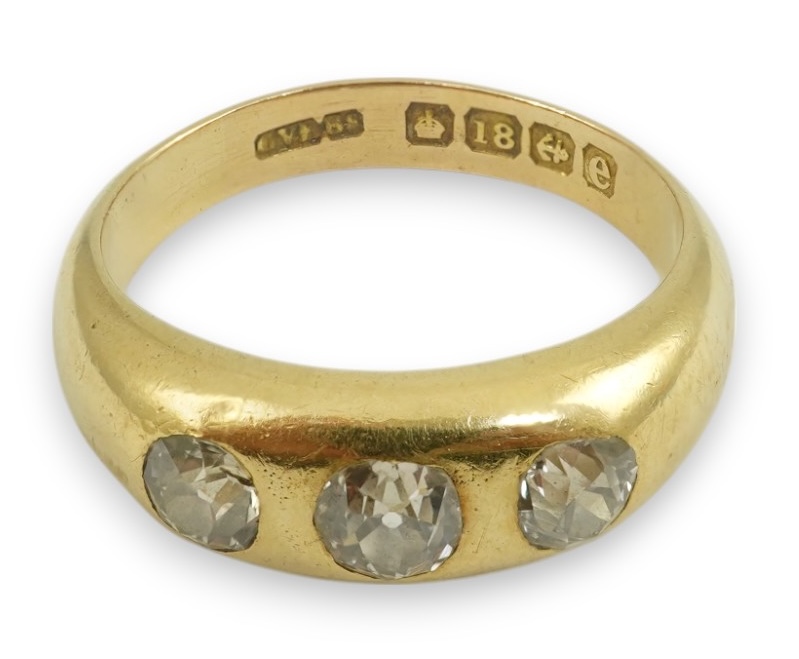 An Edwardian 18ct gold and gypsy set three stone diamond ring